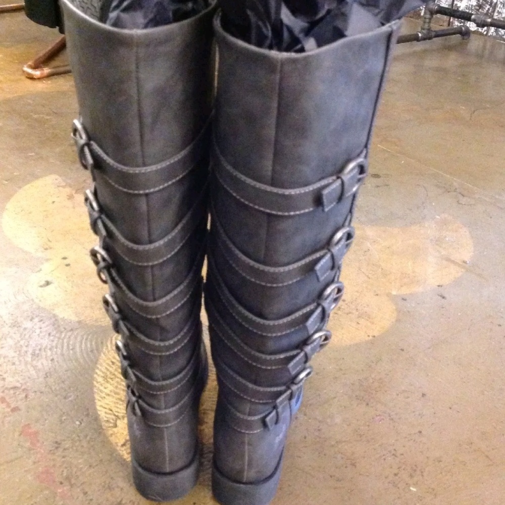 New in box Kara blowfish boot - Picture 2 of 4